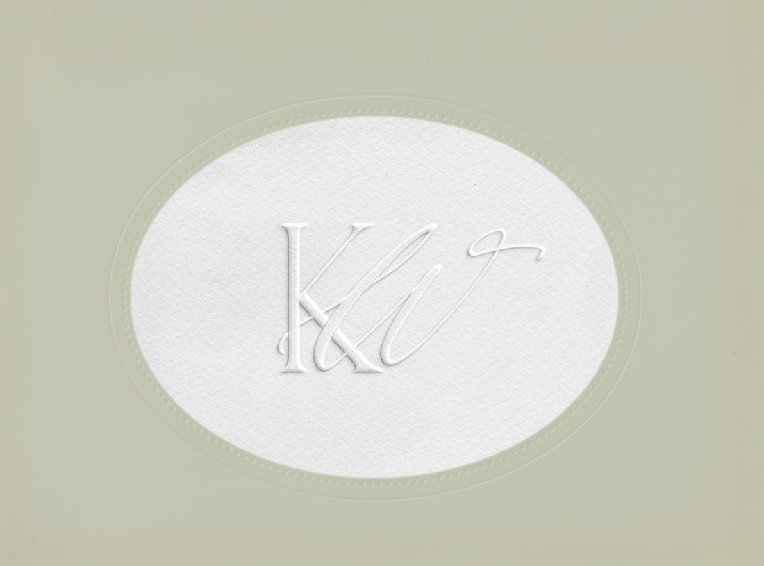 Monograma de Karla y William grabado en relieve